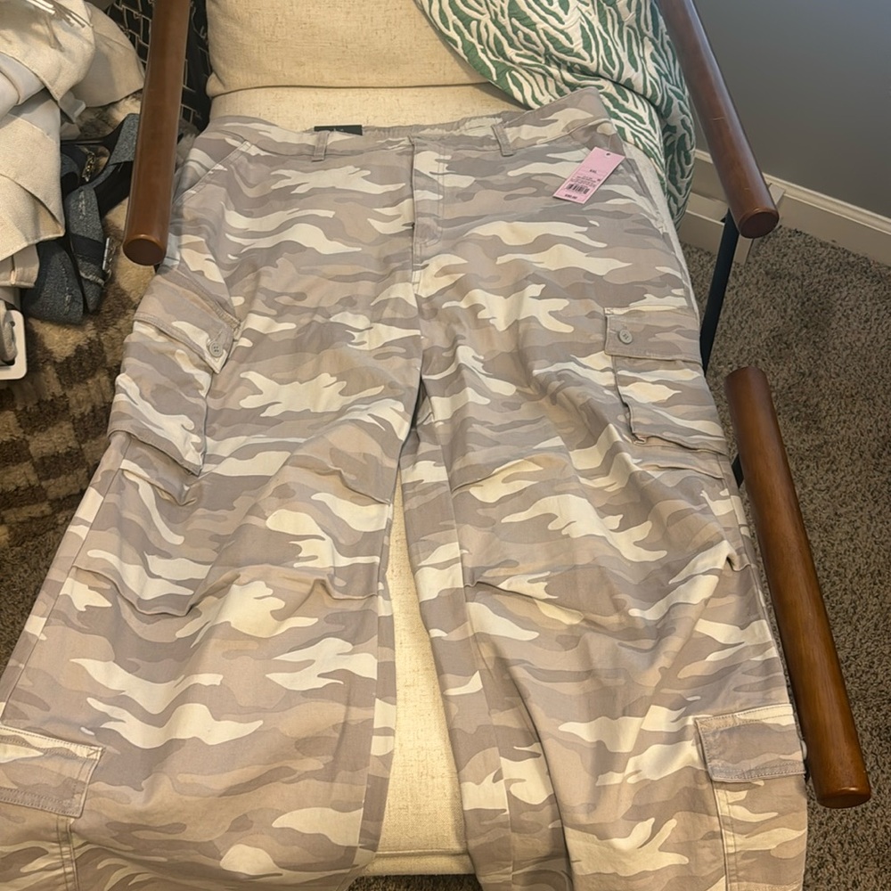 Camouflage print cargo pant…